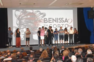 La II edición de Benissa en Corto arranca con lleno absoluto y jurado de lujo 8 Presentación del festival de cine Benissa en Corto con el jurado, autoridades y organizadores en el escenario ante el público.