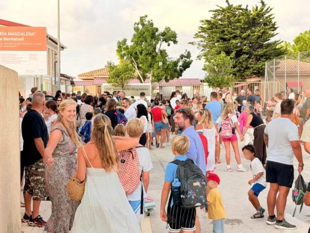 La Marina Alta vuelve al cole: miles de alumnos arrancan el curso 2026-2027 1 Imagen: Multitud de padres, madres y alumnos frente a la puerta de acceso del colegio CEIP Santa María Magdalena.