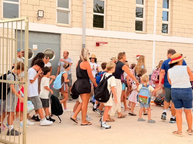 Grupo de alumnos y adultos entrando por la puerta del CEIP Santa María Magdalena el primer día de colegio.