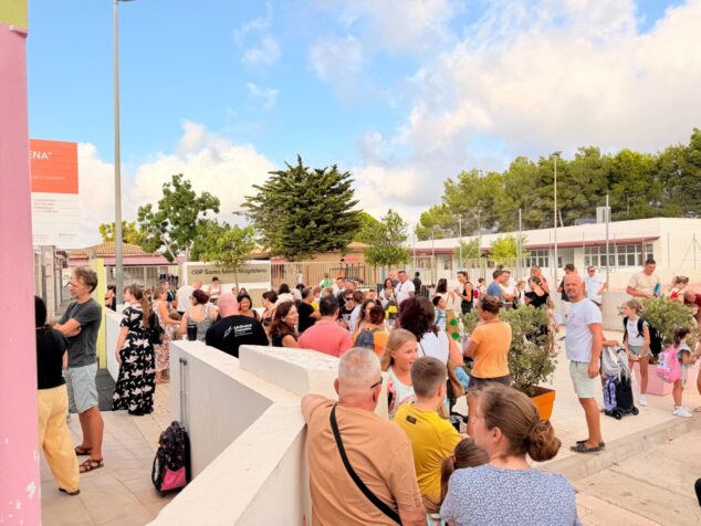 Multitud de familias y alumnos esperando frente a la entrada del colegio CEIP Santa María Magdalena.