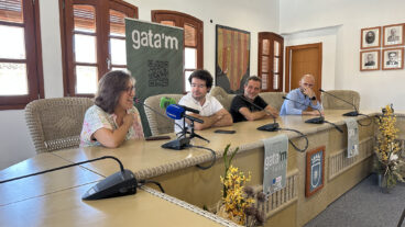 Integrantes de Gata’m y el alcalde de Gata de Gorgos, Toni Signes, durante la presentación del festival