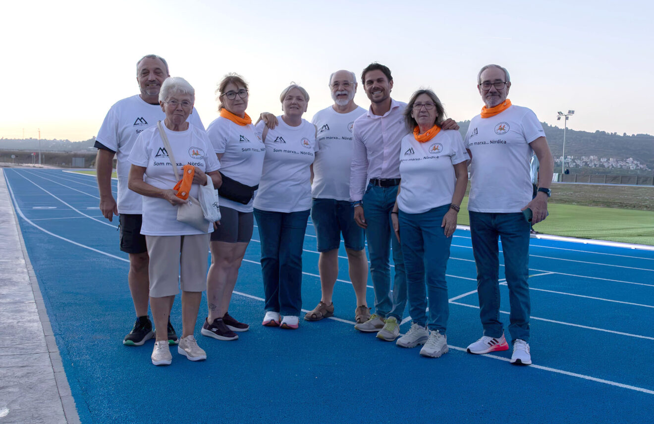 Integrantes del Club Marxa Nòrdica La Solana de Benissa junto al concejal de Deportes, Adrián Cabrera