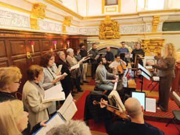 Músicos y coro interpretando música religiosa en una iglesia de Ondara.
