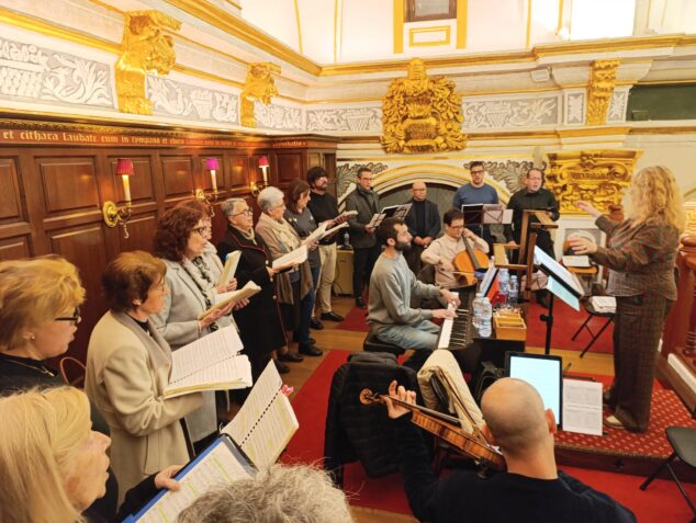 Imagen: Músicos y coro interpretando música religiosa en una iglesia de Ondara.