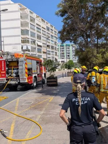 Intervención conjunta de Policía Local y Bomberos por incendio eléctrico en Calp
