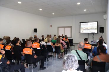 Expertos en emergencias abordan en Benitatxell cómo actuar ante incendios, inundaciones y otros riesgos 3 Asistentes escuchan una charla en la jornada de autoprotección de Benitatxell