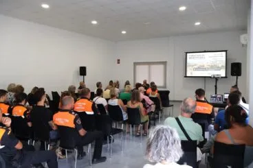 Asistentes escuchan una charla en la jornada de autoprotección de Benitatxell