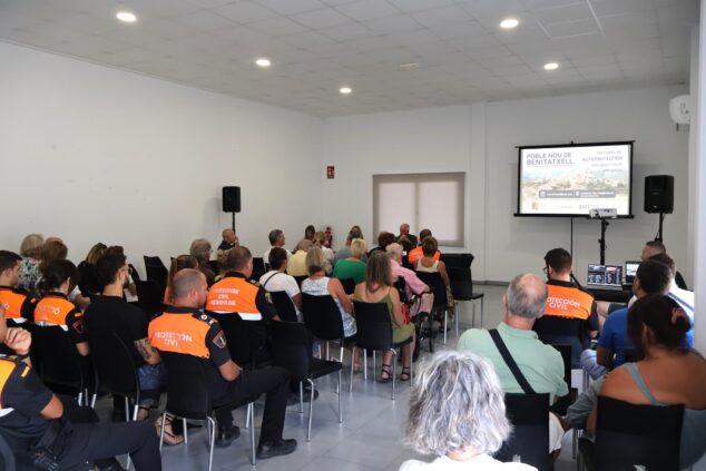 Imagen: Asistentes escuchan una charla en la jornada de autoprotección de Benitatxell