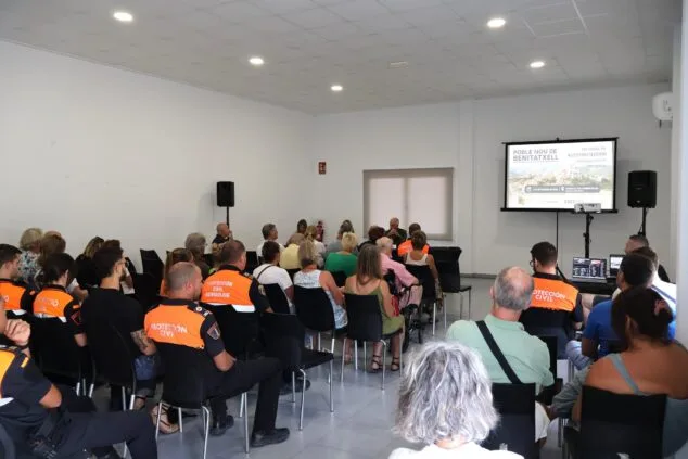 Image: Attendees listen to a talk at the self-protection day in Benitatxell