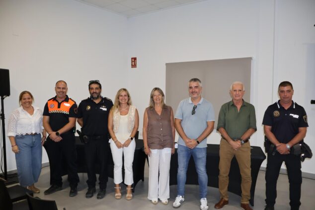 Imagen: Foto de grupo de autoridades y miembros de seguridad en una sala.