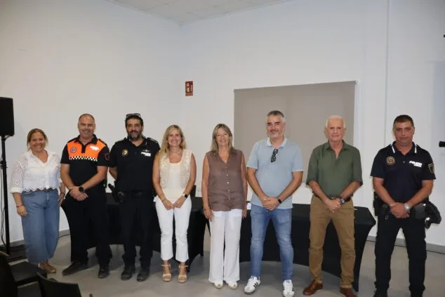 Image: Group photo of authorities and security personnel in a room.