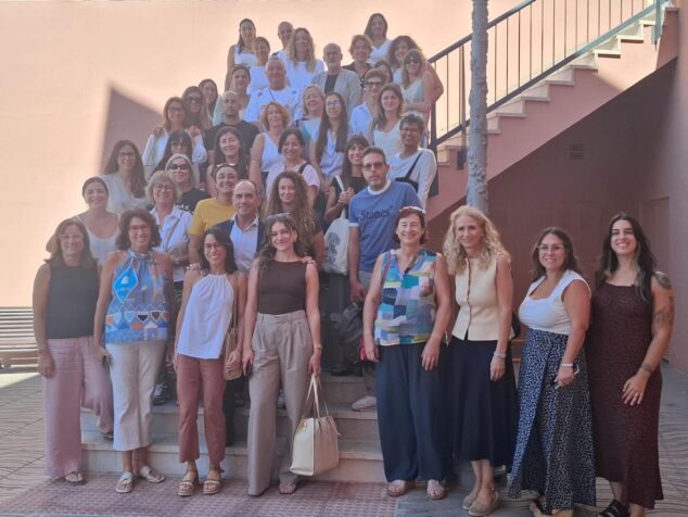Cerca de 70 profesionales trazan en Teulada una estrategia comarcal contra la explotación sexual 1 Imagen: Grupo de personas participantes en la jornada contra la trata en las escaleras del Ayuntamiento de Teulada.