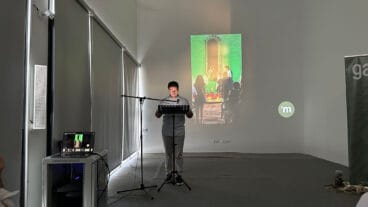 José Monfort conduce el acto inaugural de Gata’m Fest, que abrió ayer cuatro días de música experimental, creación y patrimonio en Gata de Gorgos