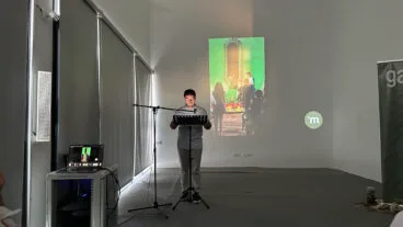 José Monfort conduce el acto inaugural de Gata’m Fest, que abrió ayer cuatro días de música experimental, creación y patrimonio en Gata de Gorgos