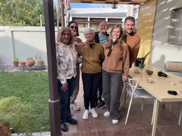 Imagen: Josefa junto al equipo de Valencians al món