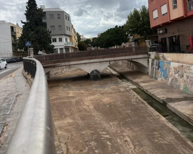 Ondara limpia el cauce del río Alberca para reforzar la prevención ante la temporada de lluvias 2 Imagen: Limpieza del cauce del río Alberca en Ondara