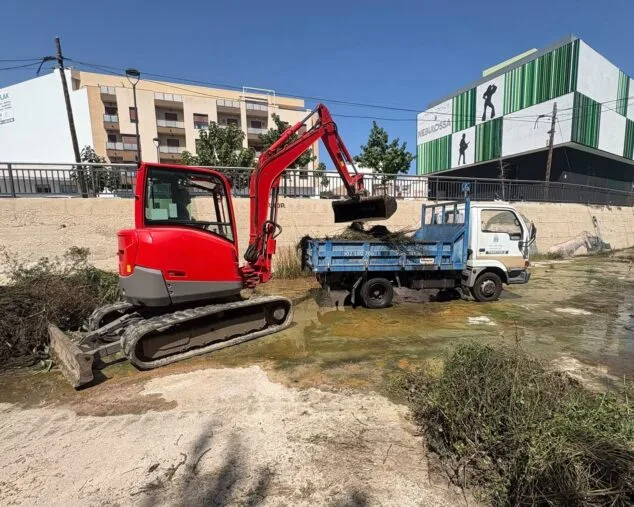 Ondara limpia el cauce del río Alberca para reforzar la prevención ante la temporada de lluvias 1 Imagen: Limpieza del cauce del río Alberca en Ondara