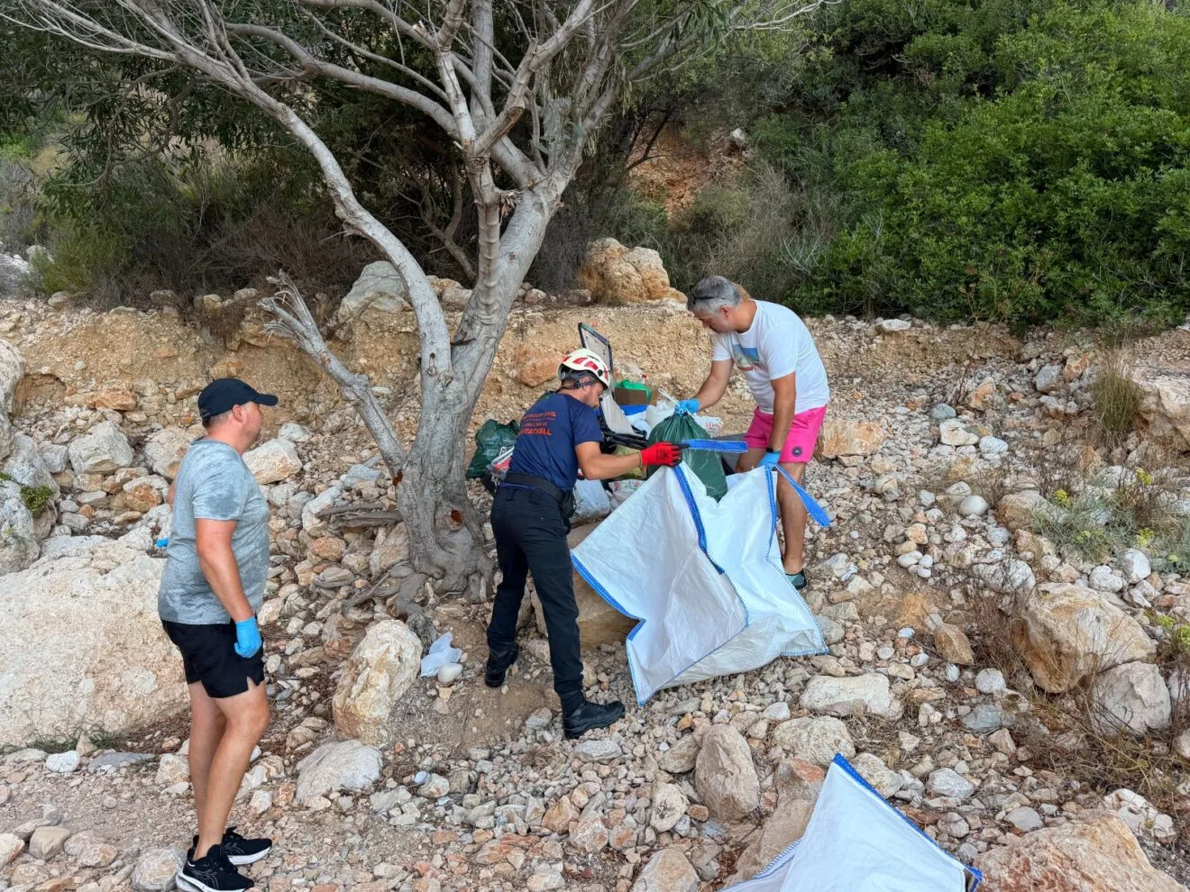 Recogida de residuos en la Cala des Testos