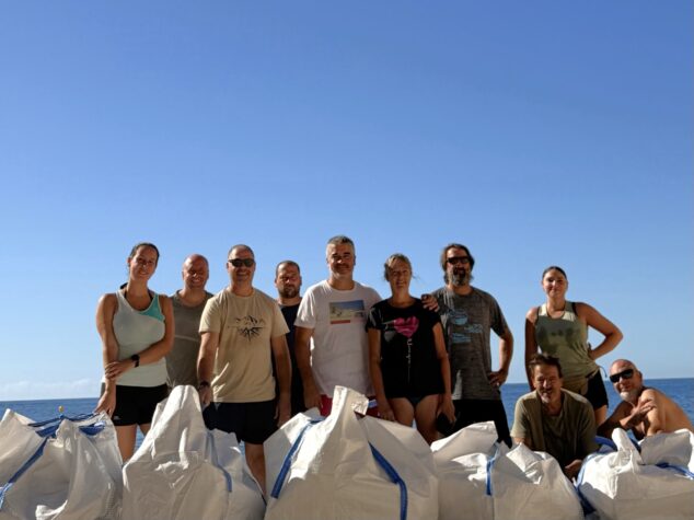 Benitatxell refuerza la limpieza de la cala dels Testos y apela a la responsabilidad de los usuarios 1 Imagen: Voluntarios participantes en la limpieza en la Cala dels Testos