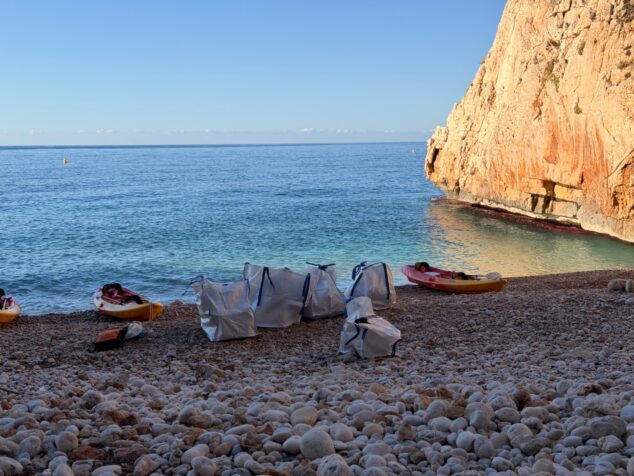 Benitatxell refuerza la limpieza de la cala dels Testos y apela a la responsabilidad de los usuarios 3 Imagen: Limpieza en la Cala dels Testos