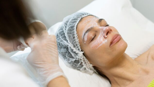 Las 5 claves para revitalizar tu piel tras el verano 8 Imagen: Limpieza facial profunda