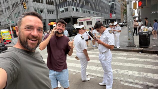 Àngel Prats de Orba protagoniza un nuevo programa de 'Valencians al món' en Nueva York 1 Imagen: Lluís Cascant, reportero de Valencians al món, se hace un selfie en una calle de Nueva York.