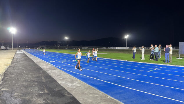 Imagen: Los jóvenes de la Escuela Municipal de Atletismo fueron de los primeros en correr sobre la nueva pista