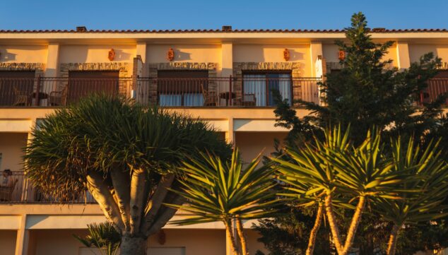 El refugio frente al mar de Dénia donde desconectar de verdad este otoño 31 luz dorada en la costa de denia