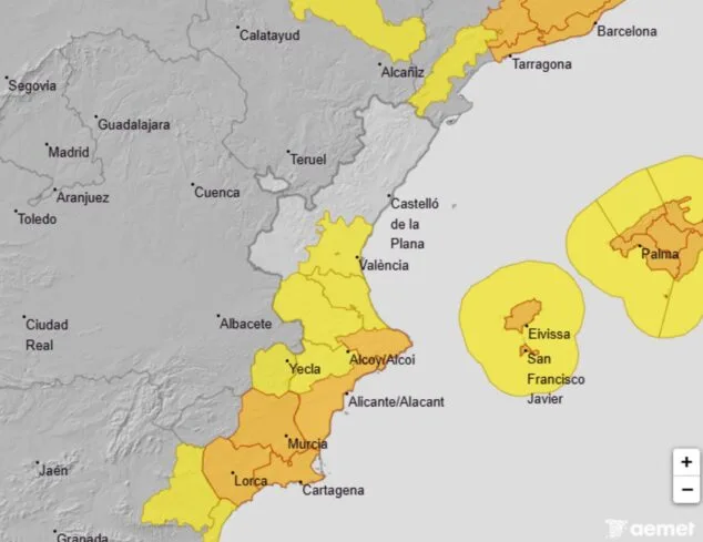 Imagen: Mapa de la Agencia Estatal de Meteorología (AEMET) mostrando zonas con avisos naranjas y amarillos por fenómenos adversos en la costa este de la península ibérica y las Islas Baleares.