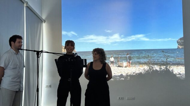 Imagen: Marina Mulet y Alba Vega Mulet explican el proceso creativo de 'Memòries d’aigua Escoltant la Posidònia', la experiencia sonora que abrió el festival