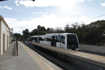 Pagar con tarjeta o móvil en el TRAM: así cambiará el servicio en la Marina Alta 3 Tren del TRAM d’Alacant detenido junto al andén de una estación de la Marina Alta.