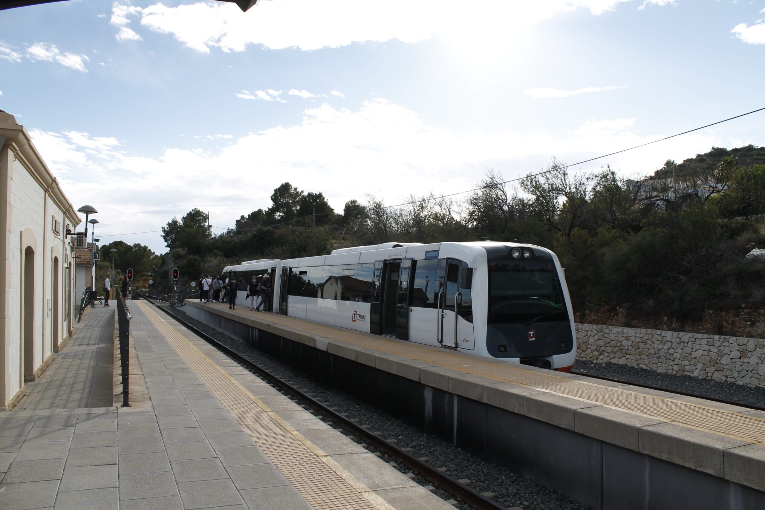 Tren del TRAM d’Alacant detenido junto al andén de una estación de la Marina Alta.