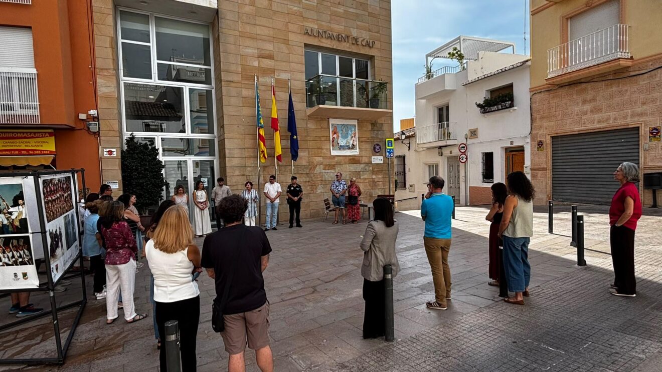 Minuto de silencio en el Ayuntamiento de Calp