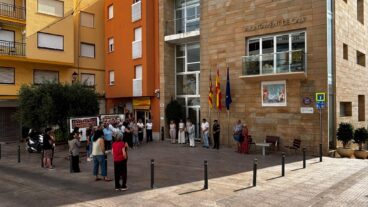 Concentración y minuto de silencio frente al Ayuntamiento de Calp.