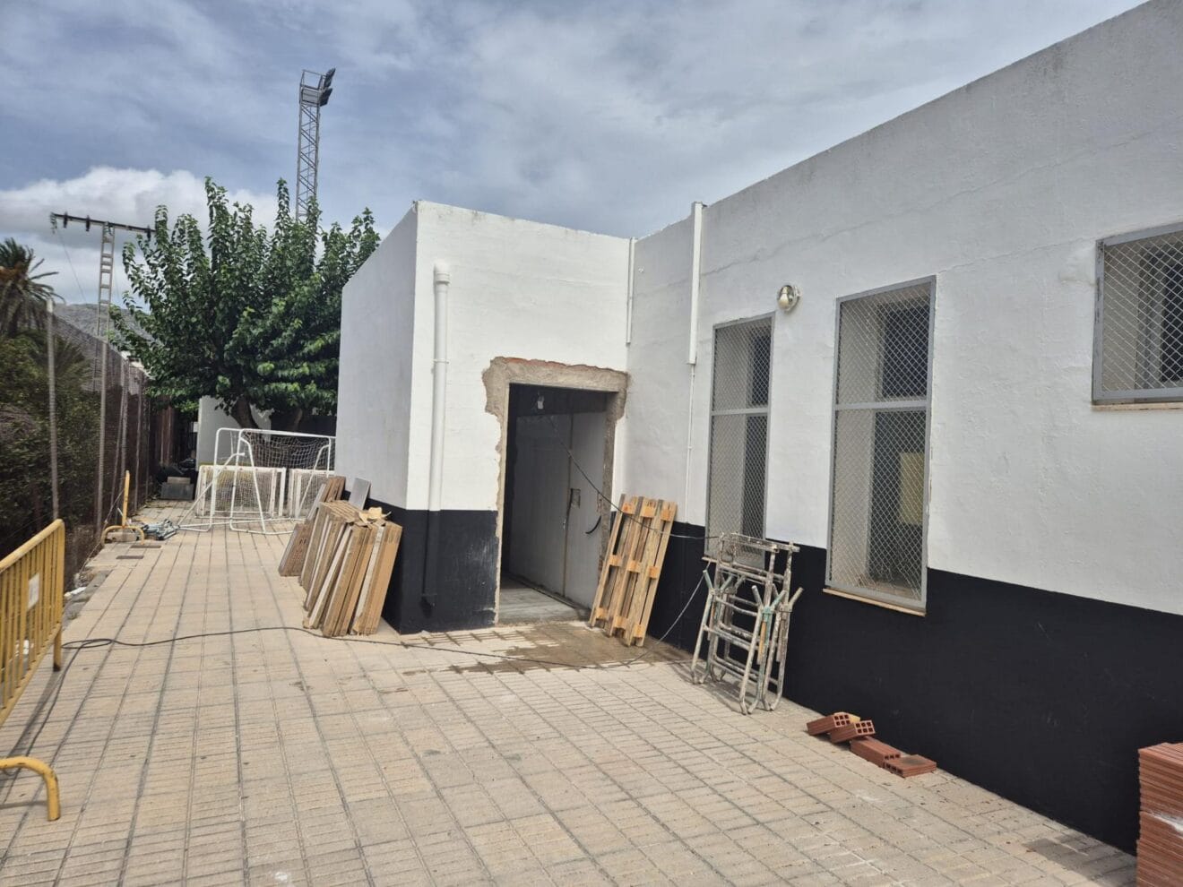 Obras en los exteriores de los nuevos aseos del polideportivo de Ondara