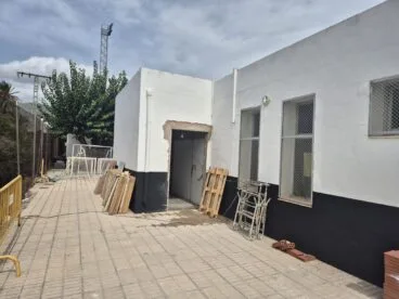 Obras en los exteriores de los nuevos aseos del polideportivo de Ondara