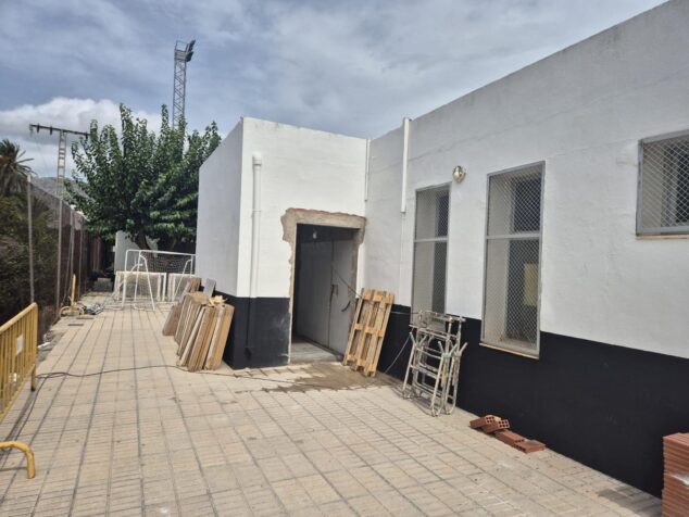 Imagen: Obras de construcción en la fachada exterior de los nuevos aseos del polideportivo de Ondara.