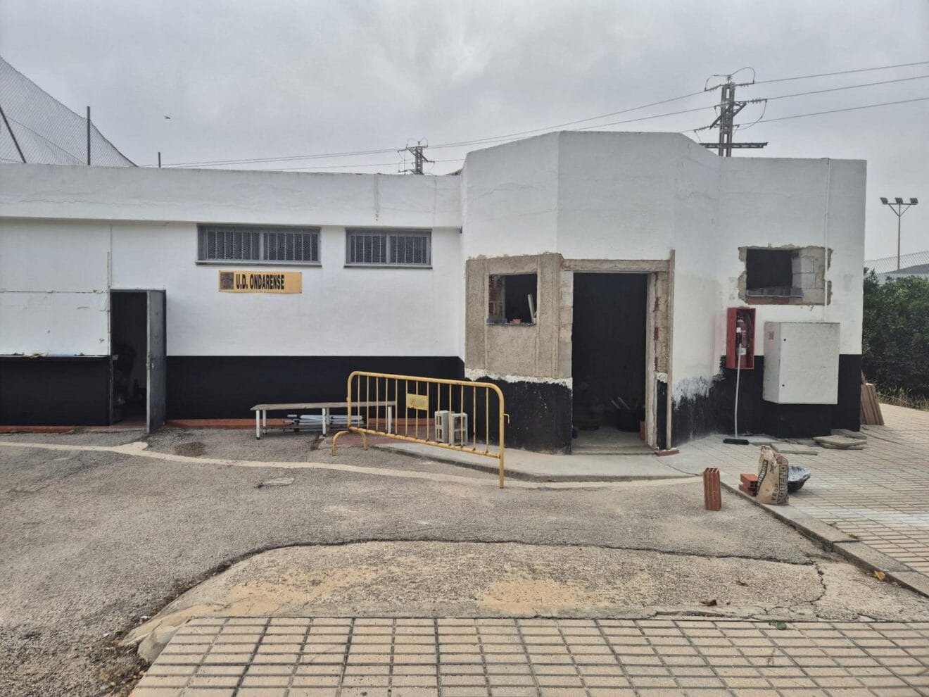 Estado de las obras de los nuevos aseos en el Polideportivo de Ondara