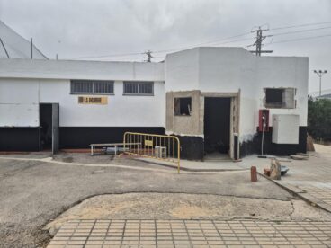 Fachada en obras del edificio del Polideportivo Municipal de Ondara donde se construyen nuevos aseos.