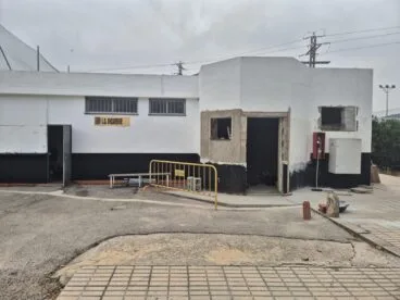 Fachada en obras del edificio del Polideportivo Municipal de Ondara donde se construyen nuevos aseos.