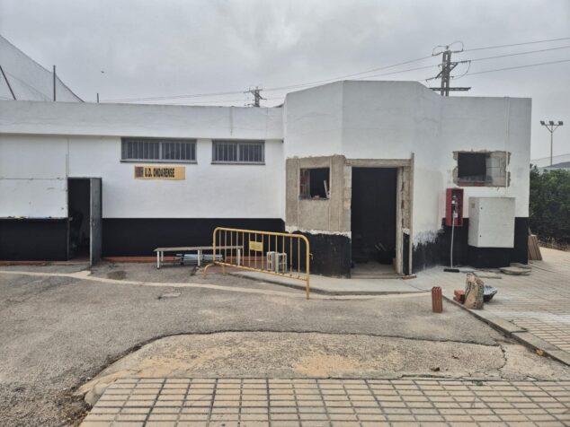 Imagen: Fachada en obras del edificio del Polideportivo Municipal de Ondara donde se construyen nuevos aseos.