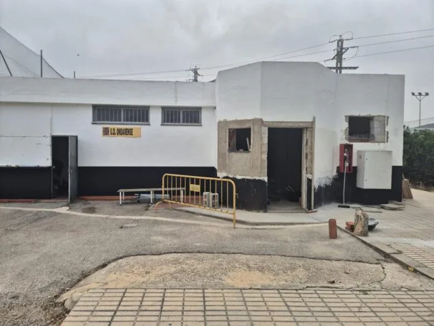 Fachada en obras del edificio del Polideportivo Municipal de Ondara donde se construyen nuevos aseos.