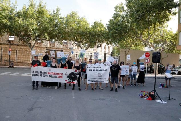 Activistas de Ondara sin crueldad animal protestan con pancartas contra los toros frente a la plaza.