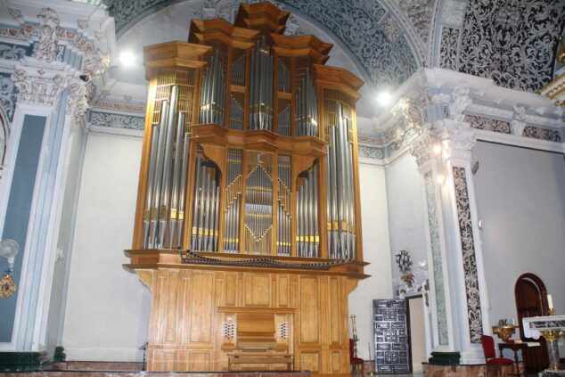 Pedreguer celebra las tres décadas del Festival Internacional d'Orgue – Concerts de la Tardor este 2026 2 Imagen: Gran órgano de tubos barroco en el interior de una iglesia con techos decorados.