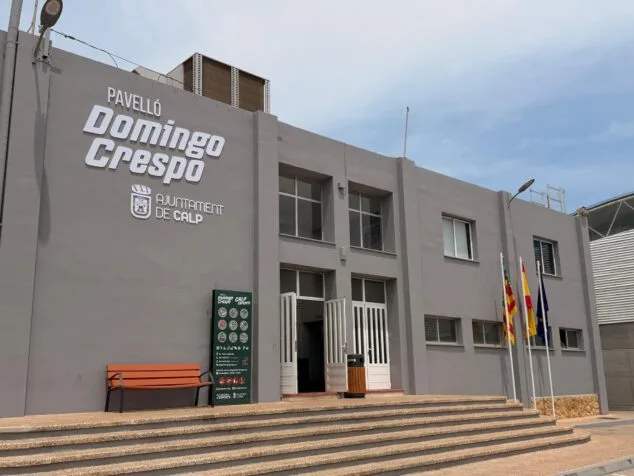 Imagen: Vista exterior de la entrada principal del Pabellón Deportivo Domingo Crespo en Calp con el cartel del Ayuntamiento.