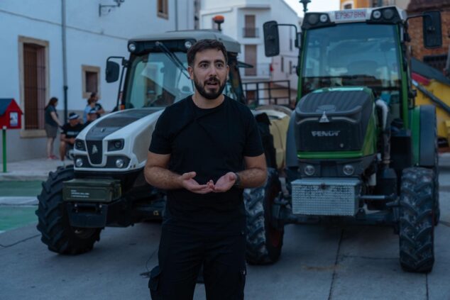 Gata’m Fest confirma su segunda entrega en 2027 tras una primera exitosa edición con casi 1.500 participantes 4 Imagen: El compositor Pablo Andrés de pie entre dos grandes tractores utilizados como instrumentos en el Gata’m Fest.