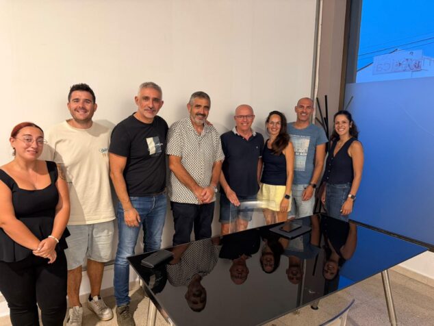 Foto de grupo de los miembros de la Agrupación Socialista de El Verger con Paco Oliva.