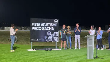 Paco Sacha recibe un homenaje en la nueva pista de atletismo de Benissa