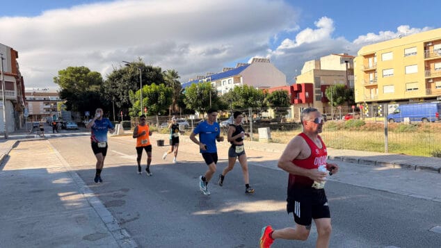 Imagen: Participantes de la III 21K Marina Alta a su paso por Ondara