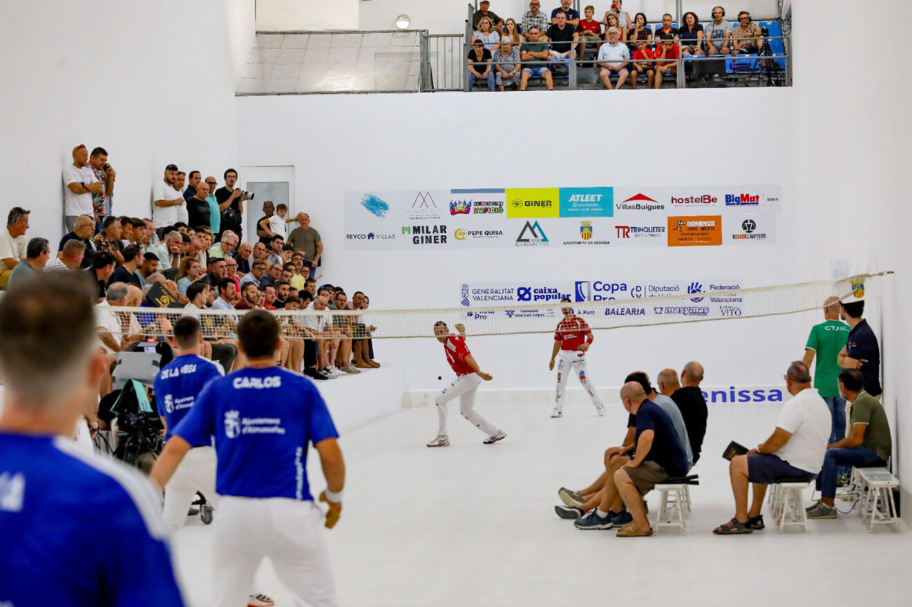 Partida de pilota valenciana en sobre el renovado pavimento del Trinquet Municipal de Benissa